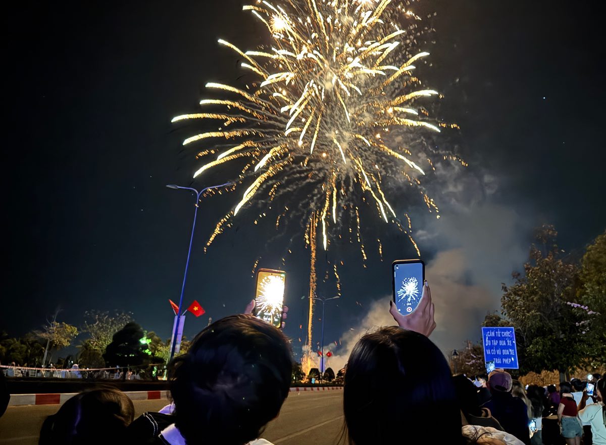 Các bạn trẻ thích thú chụp ảnh pháo hoa. Ảnh: Duy Tuấn 