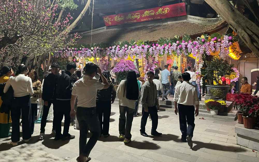 Đông đảo người dân, du khách đổ về Đền Mẫu Hưng Yên để dâng hương, chiêm bái. Ảnh: Chí Long