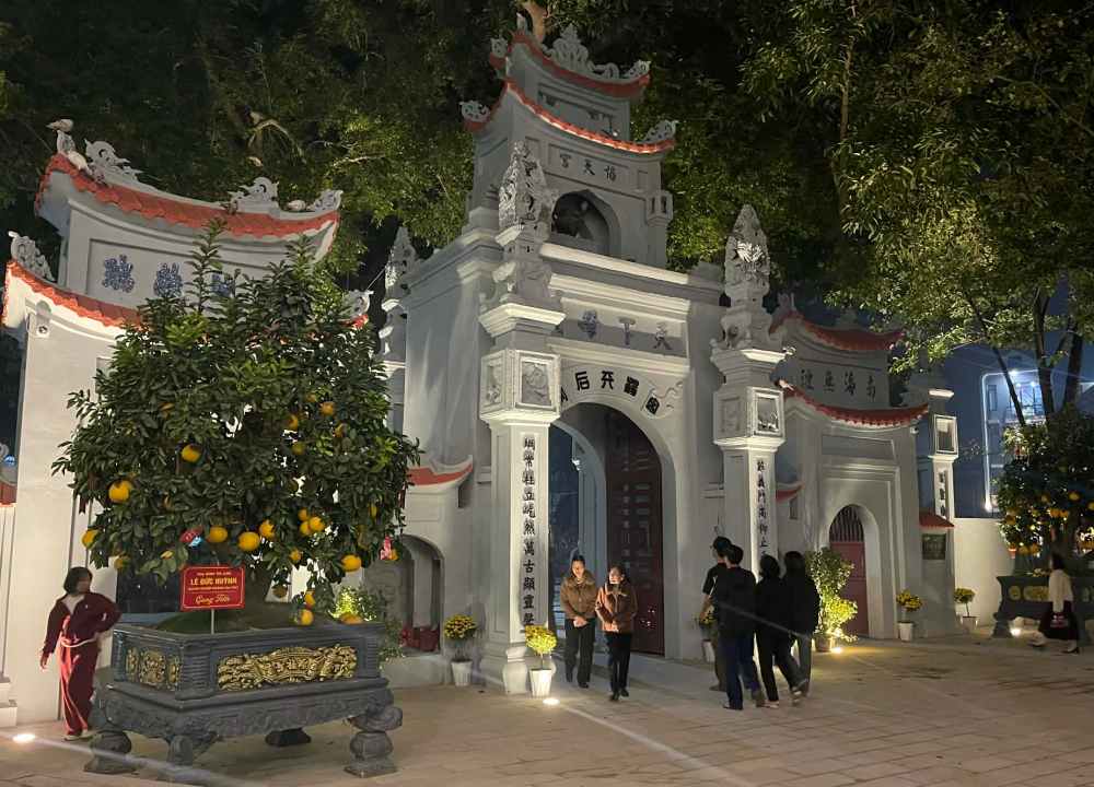 Khách đến dâng hương, chiêm bái tại Đền Mẫu Hưng Yên trong đêm giao thừa. Ảnh: Chí Long