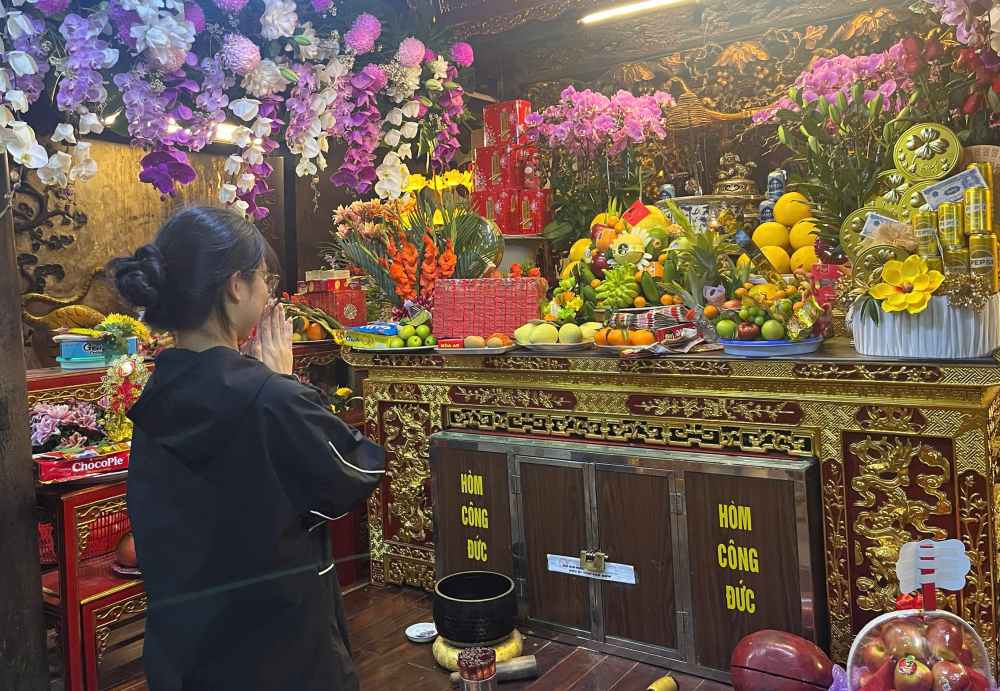 Không chỉ dâng hương, du khách đến đây còn xin quẻ đầu năm, với hy vọng gặp nhiều điều may mắn. Ảnh: Chí Long