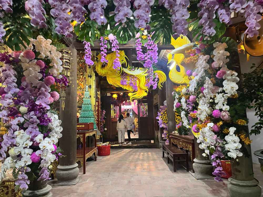Khu vực bên trong Đền Mẫu được trang hoàng đẹp mắt trước thềm năm mới. Ảnh: Chí Long