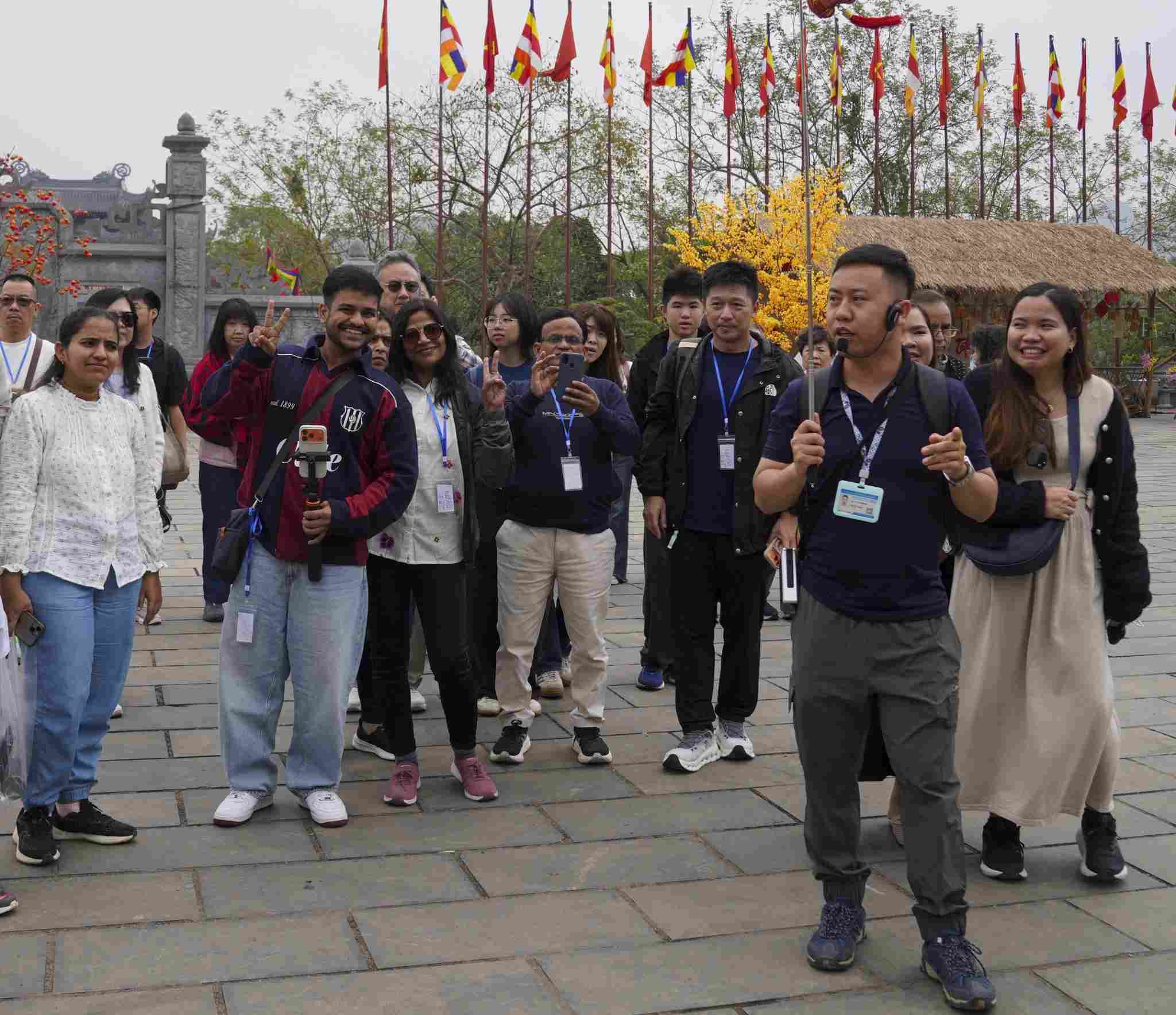 2026년 병오년 설날 아침에 바이딘 사원을 방문하고 경치를 감상하는 외국인 관광객. 사진: 지에우안