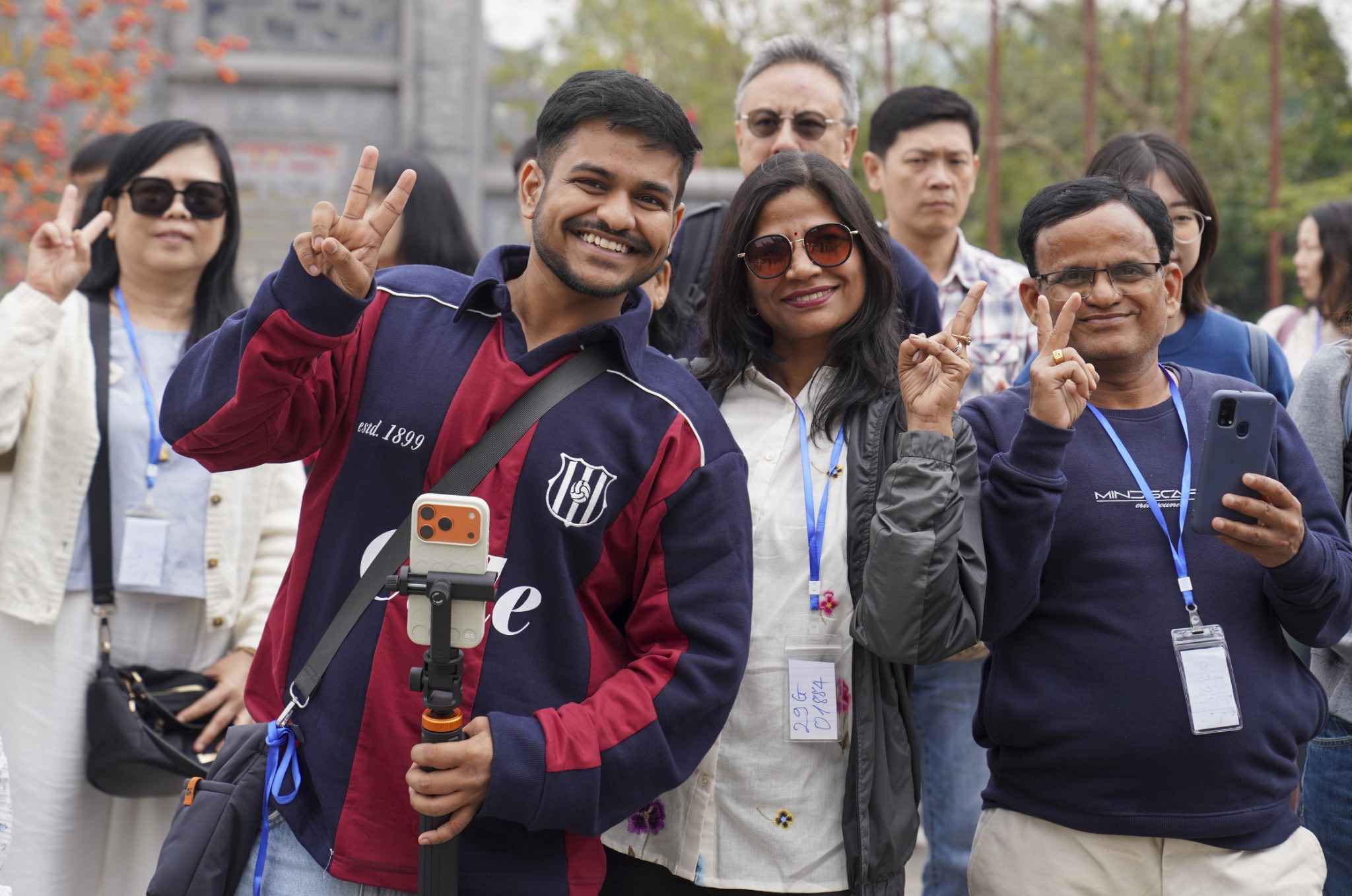 Du khách nước ngoài vui mừng trước sự đón tiếp nhiệt tình của lãnh đạo Sở Du lịch và chủ các doanh nghiệp kinh doanh du lịch trên địa bàn tỉnh Ninh Bình. Ảnh: Diệu Anh