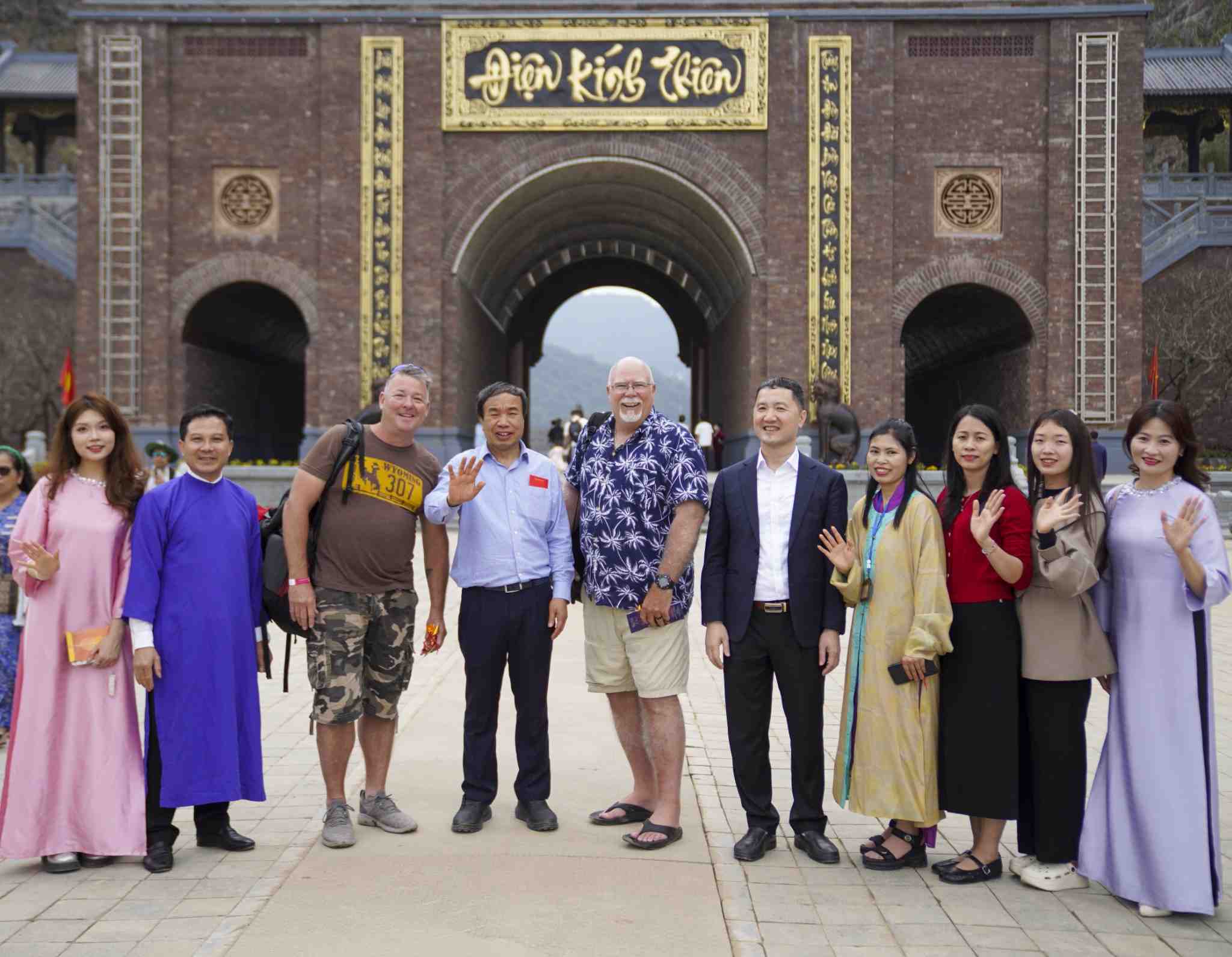 Lãnh đạo Sở Du lịch tỉnh Ninh Bình đón những vị khách đầu tiên tới tham quan khu du lịch Thung Ui. Ảnh: Diệu Anh