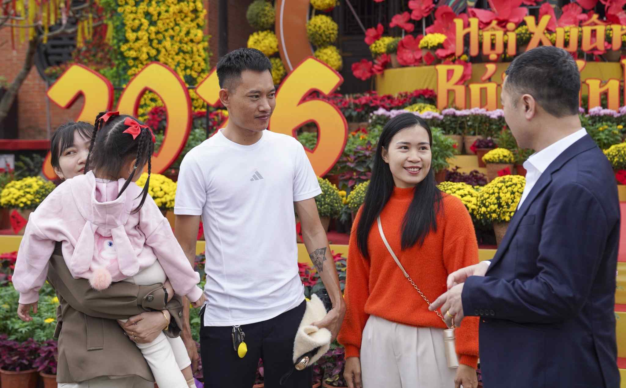 Ông Bùi Văn Mạnh - Giám đốc Sở Du lịch tỉnh Ninh Bình lì xì và tặng quà cho những vị khách du lịch đầu tiên đến tham quan, vãn cảnh tại chùa Bái Đính trong sáng ngày mùng 1 Tết. Ảnh: Diệu Anh