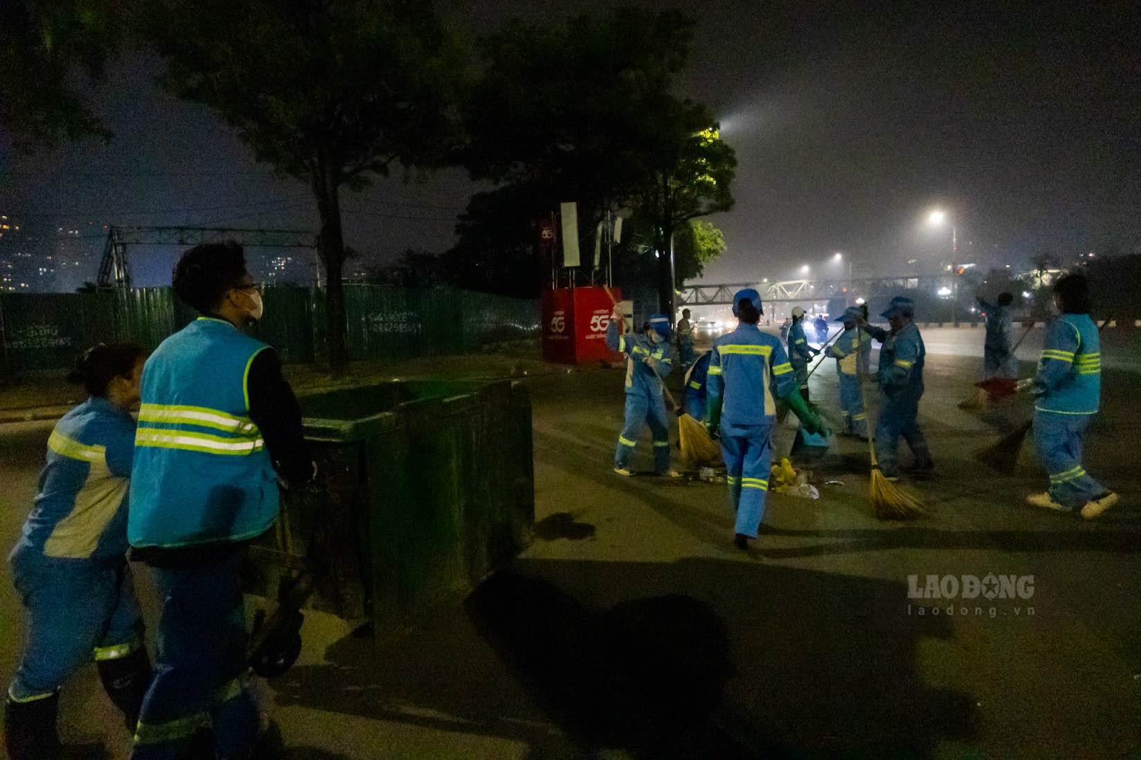 Chị Thủy cùng kíp trực dọn dẹp sạch sẽ đường phố trong đêm giao thừa. Ảnh: Hải Nguyễn