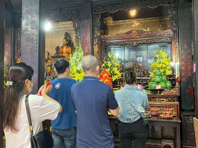 人々は新年の初めに寺院に行き、平安と幸運を祈ります。写真:ミン・フォン