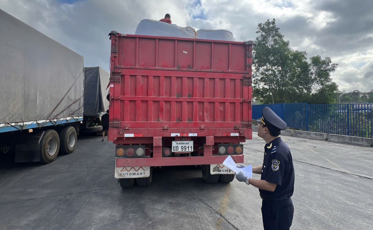 Hải quan Cửa khẩu quốc tế Lao Bảo, Chi cục Hải quan khu vực IX kiểm tra lô hàng thông quan đầu năm. Ảnh: Hưng Thơ