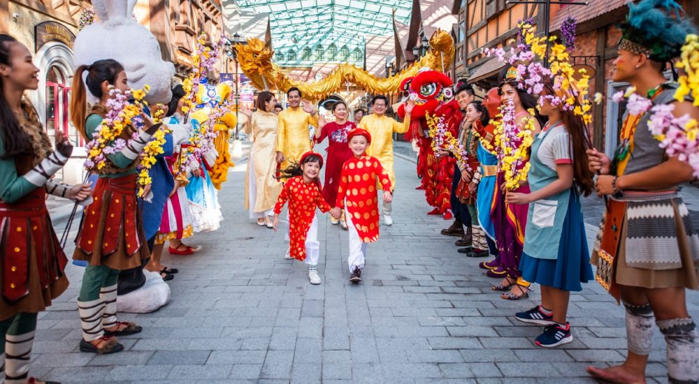 Du khách tham quan, trải nghiệm các dịch vụ tại đảo ngọc Phú Quốc. Ảnh: Vin Group