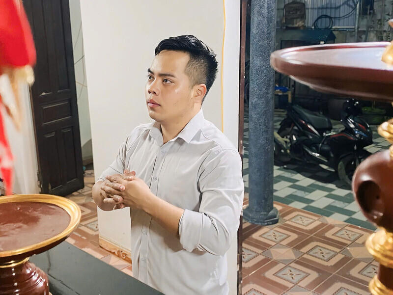 Young people still maintain the traditional Tet days. Photo: NVCC