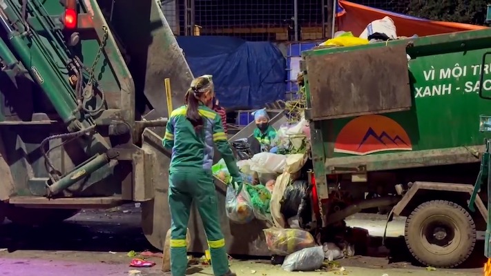 On New Year's Eve welcoming the Binh Ngo New Year 2026, thousands of environmental sanitation workers in Hanoi city are still diligently cleaning up the streets overnight.