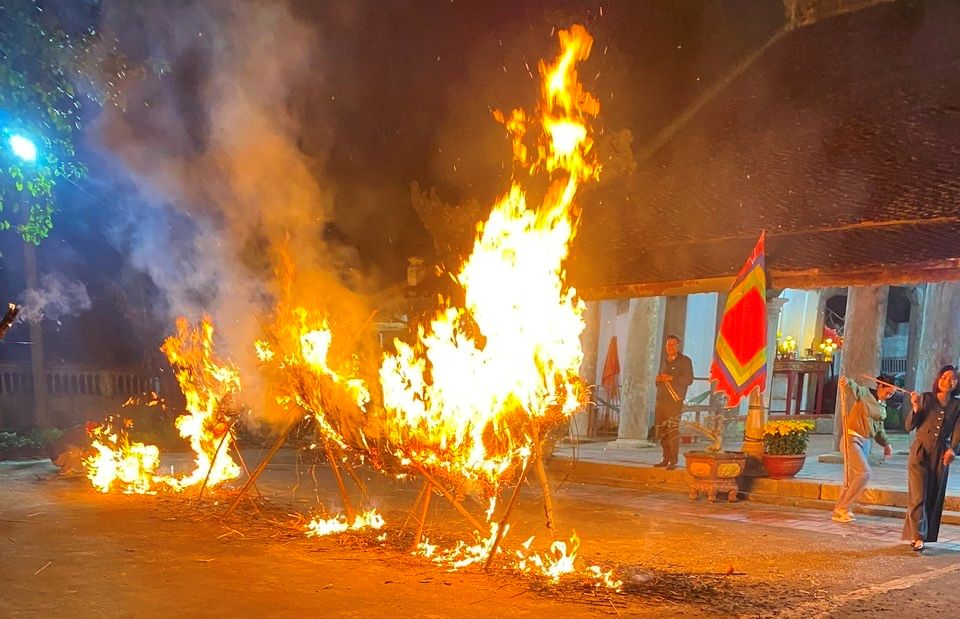 Con rồng bốc cháy trước sân đình. Ảnh: Quách Du