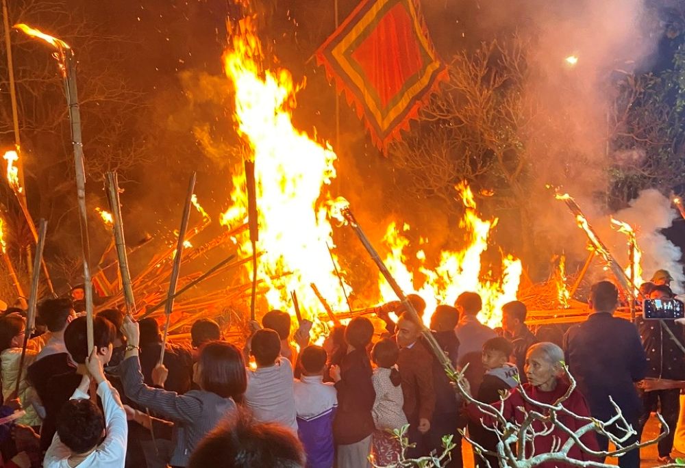 Người dân ở thôn Động Bồng, xã Tống Sơn, tỉnh Thanh Hóa tập trung đến đình làng để tham gia các nghi lễ và xin lửa cầu may lúc giao thừa. Ảnh: Quách Du