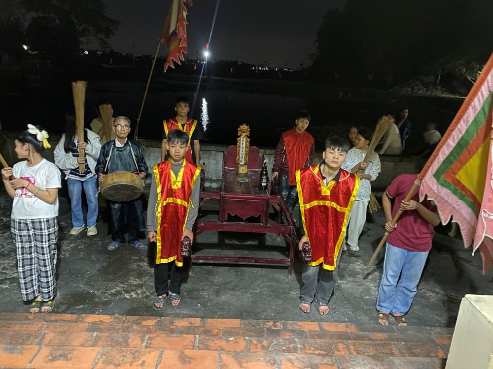 Trước thời khắc giao thừa, người dân sẽ làm lễ, rước lửa từ khu đền trong núi về đình làng. Ảnh: Quách Du