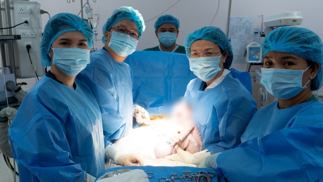 Bé trai sinh mổ đúng 0 giờ 0 phút là công dân nhí đầu tiên của TPHCM chào đời khoẻ mạnh. Ảnh: BVCC