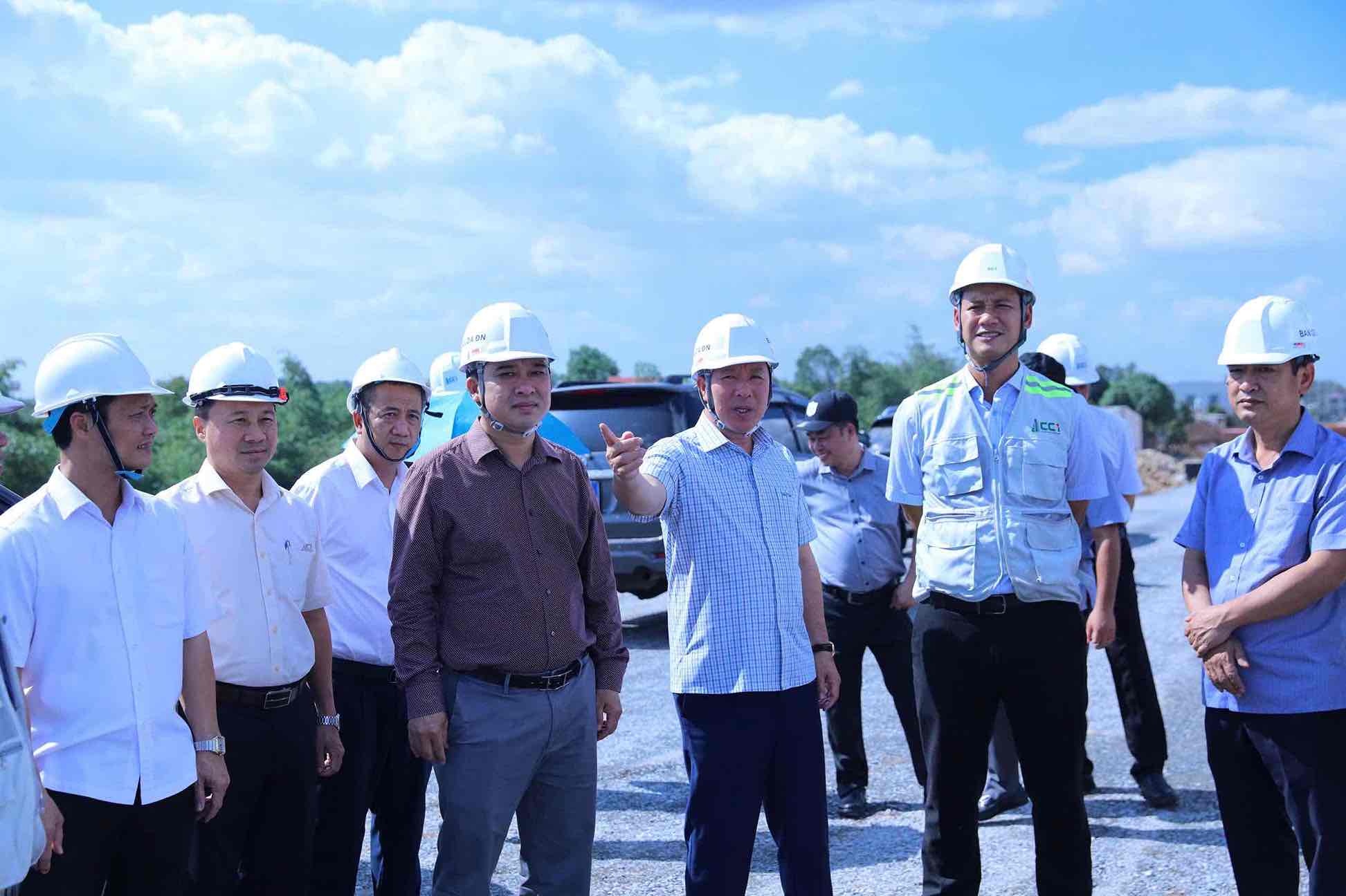 Lãnh đạo UBND tỉnh Đồng Nai thăm, chúc Tết, động viên cán bộ, kỹ sư, công nhân đang thi công xuyên Tết tại công trường Dự án thành phần 1 cao tốc Biên Hòa - Vũng Tàu. Ảnh: HAC