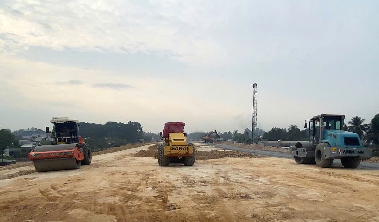 Nhiều máy móc thiết bị được duy trì, đẩy nhanh nhịp độ thi công đưa dự án sớm về đích. Ảnh: HAC