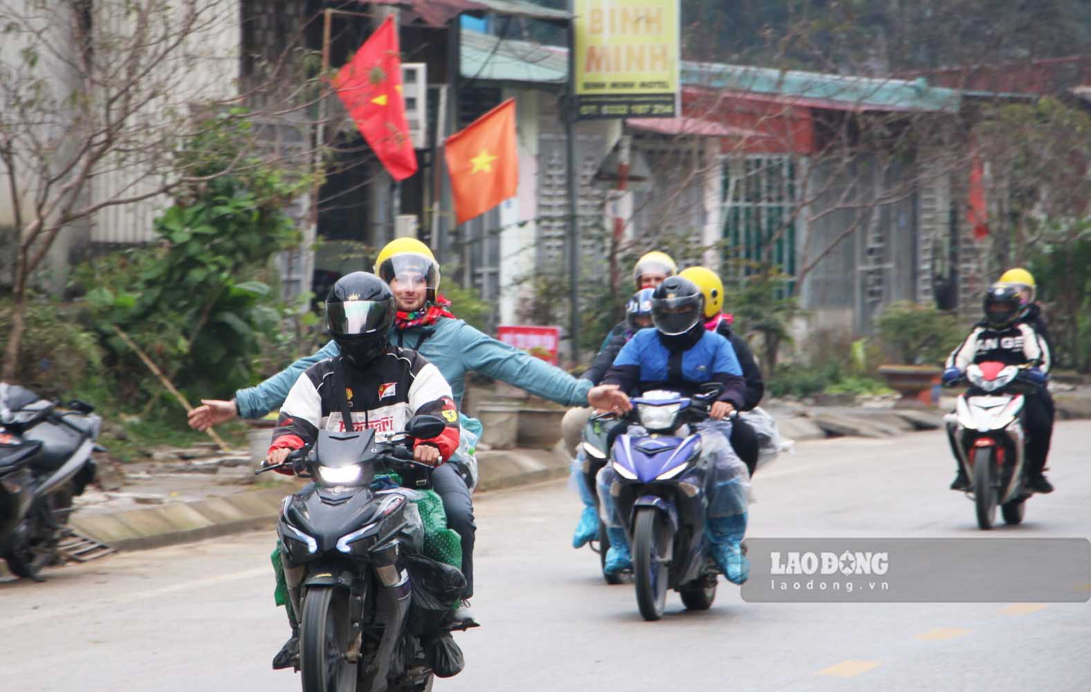 Hoạt động chở khách du lịch bằng xe máy trải nghiệm vùng cao Tuyên Quang phổ biến những năm qua. Ảnh: Nguyễn Tùng.