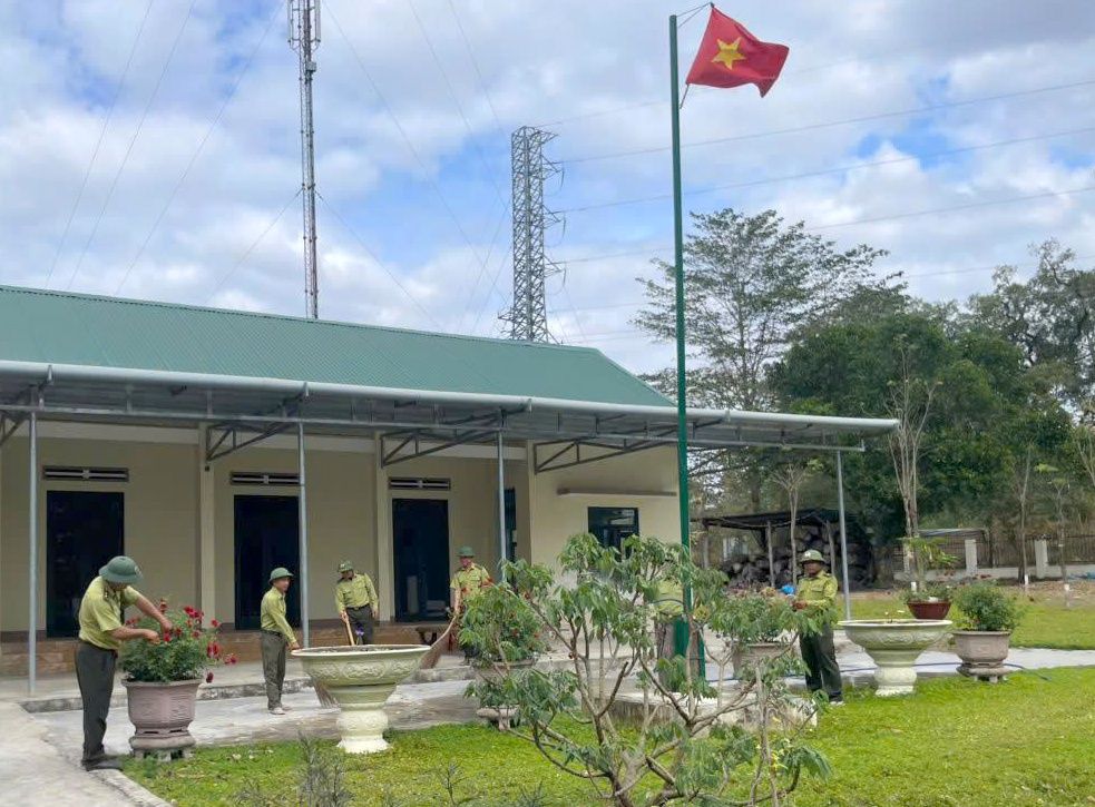 Trạm Kiểm lâm thuộc Vườn Quốc gia Yok Đôn dọn dẹp đơn vị đón Tết. Ảnh: Phan Hòa