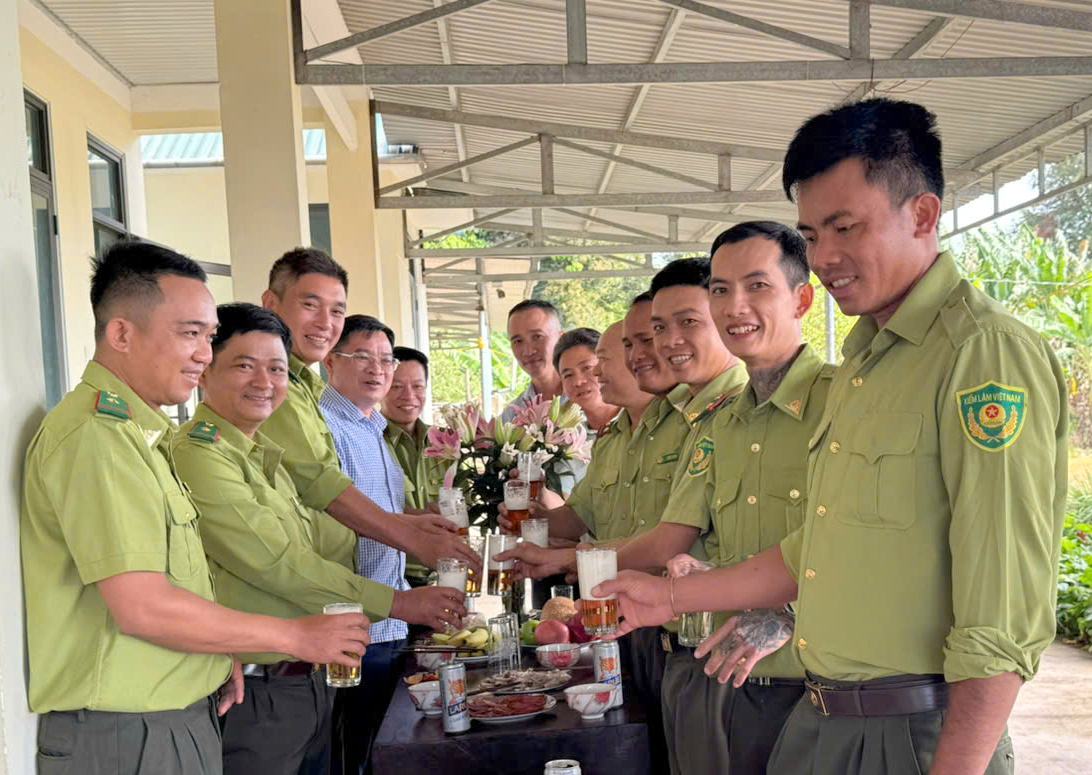 Sau khi tuần tra, rừng được bảo vệ an toàn, bình yên, các cán bộ quản lý bảo vệ rừng Vườn Quốc gia Yok Đôn cùng nâng ly muộn chúc mừng năm mới. Ảnh: Tuấn Linh