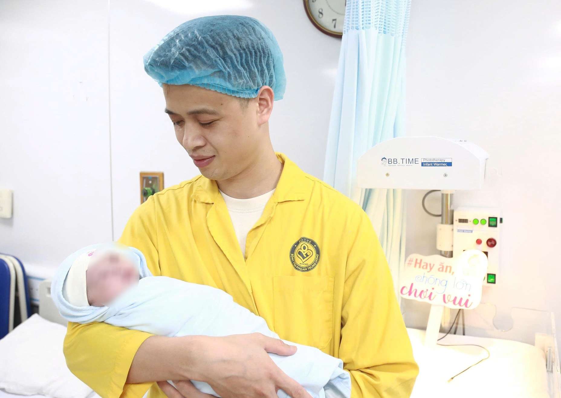 Bé trai Nguyễn Thế Minh Khôi, nặng 3kg, con đầu lòng của anh Nguyễn Thế Tuấn và chị Nguyễn Vân Anh (quê Bắc Ninh), đã chào đời an toàn tại Khoa Đẻ của Bệnh viện Phụ sản Trung ương. Ảnh: BVCC