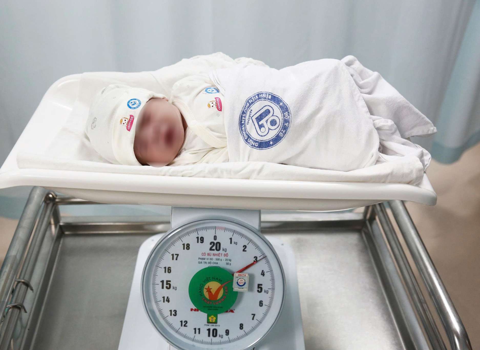 bé trai Nguyễn Thế Minh Khôi, nặng 3kg, con đầu lòng của anh Nguyễn Thế Tuấn và chị Nguyễn Vân Anh (quê Bắc Ninh), đã chào đời an toàn tại Khoa Đẻ. Ca sinh diễn ra thuận lợi trong sự hỗ trợ tận tình của ê-kíp bác sĩ, nữ hộ sinh trực đêm Giao thừa.