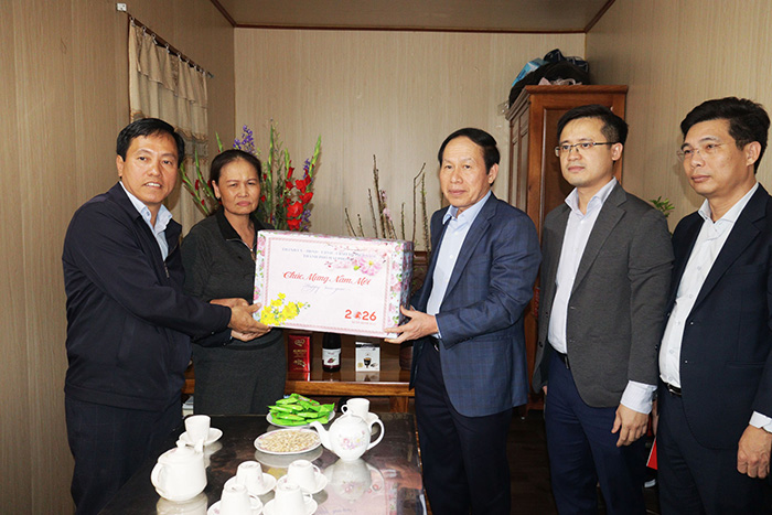 Hai Phong City Party Secretary Le Tien Chau visits and wishes Tet to worker Luu Thi Hoa. Photo: Hai Phong e-Portal