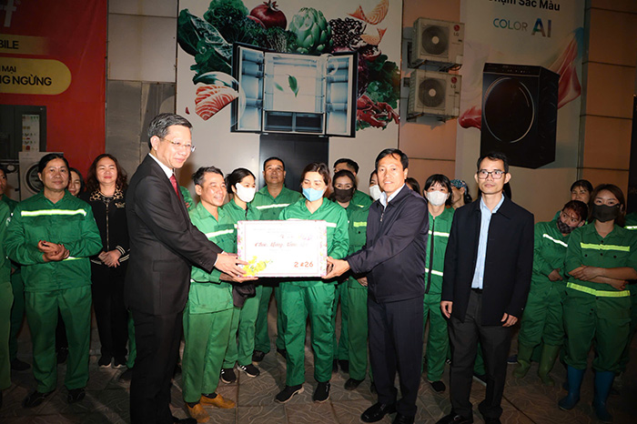 Phó Chủ tịch thường trực UBND TP Hải Phòng Lê Anh Quân thăm, tặng quà công nhân Công ty Môi trường đô thị Hải Phòng. Ảnh: Cổng TTĐT Hải Phòng