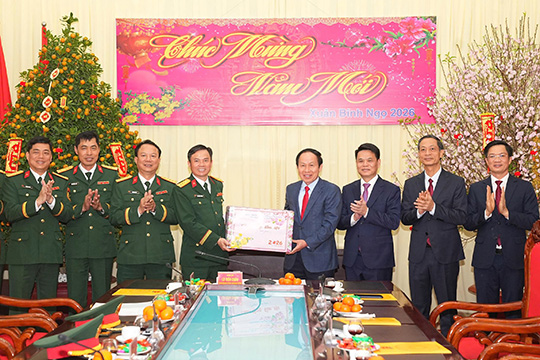 Thường trực Thành ủy Hải Phòng thăm, chúc Tết cán bộ chiến sỹ Bộ Chỉ huy Quân sự Hải Phòng. Ảnh: Cổng TTĐT Hải Phòng