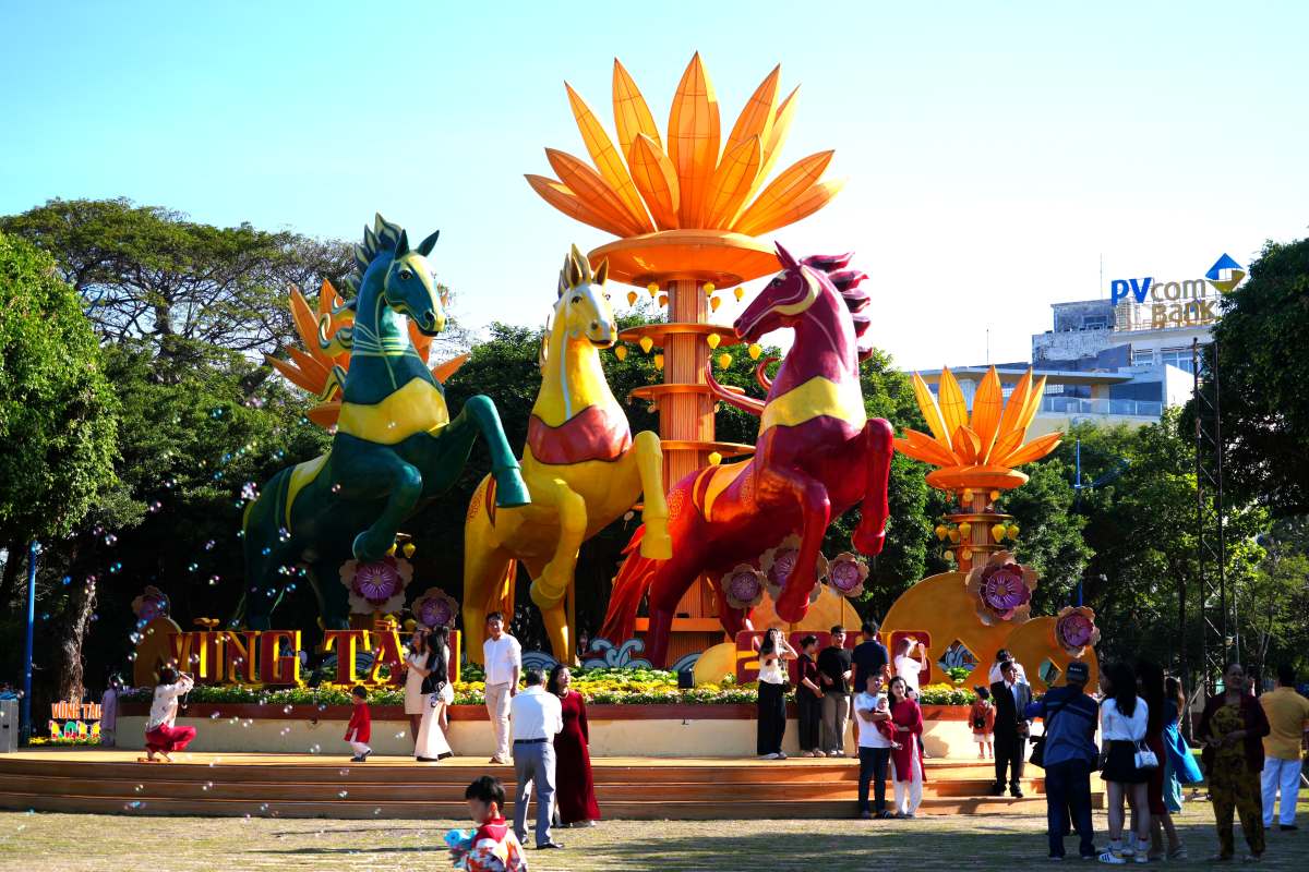 Nhiều người đến công viên Quang Trung, check-in với đại cảnh linh vật năm Bính Ngọ trong ngày đầu năm. Ảnh: Thành An