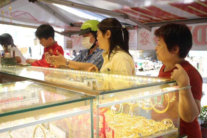 Việc mua vàng đầu năm được xem là để lấy may mắn. Ảnh: Lê Vũ