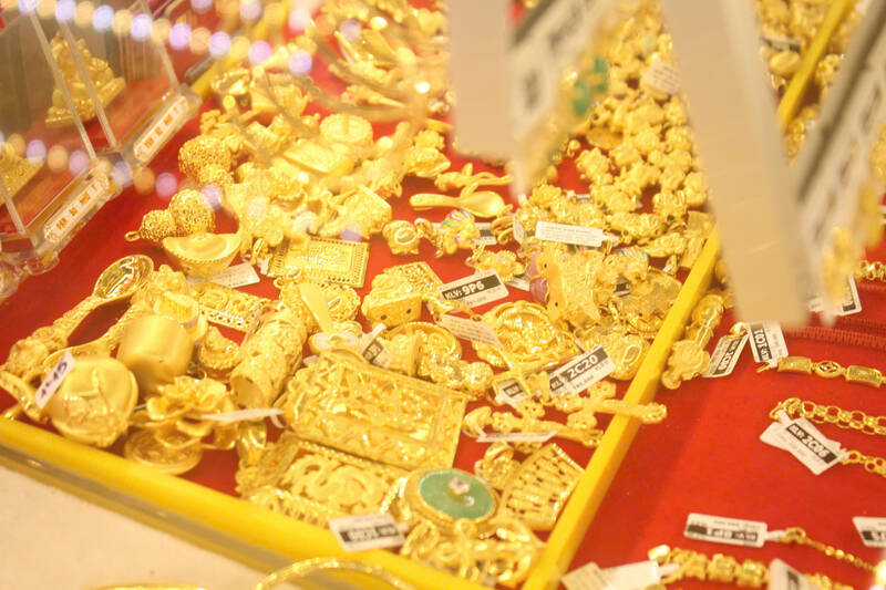 Người dân mua vàng đầu năm được lì xì. Ảnh: Lê Vũ