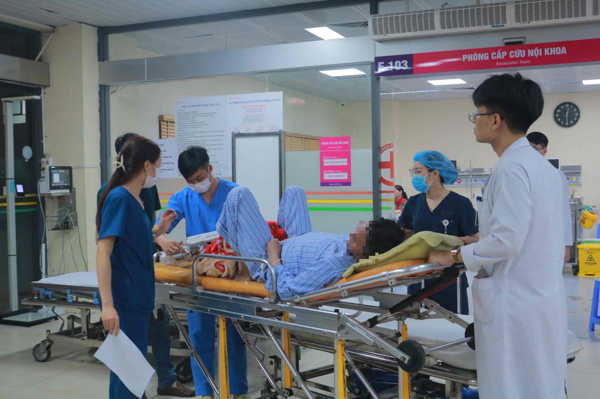 Emergency care for many severe cases on New Year's Eve. Photo: Thanh Xuan