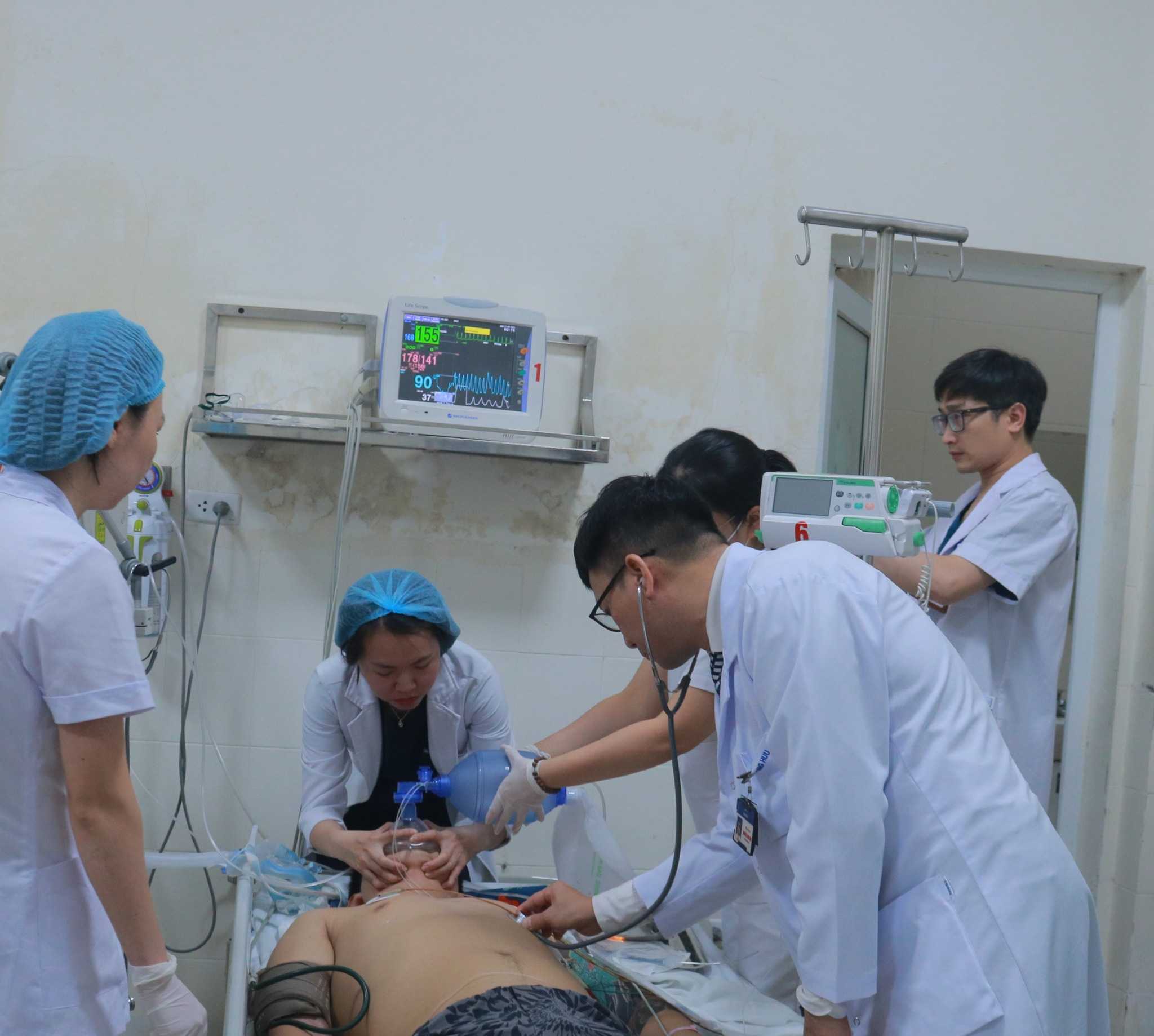 Các bác sĩ căng mình cấp cứu người bệnh thời khắc giao thừa. Ảnh: Thanh Xuân