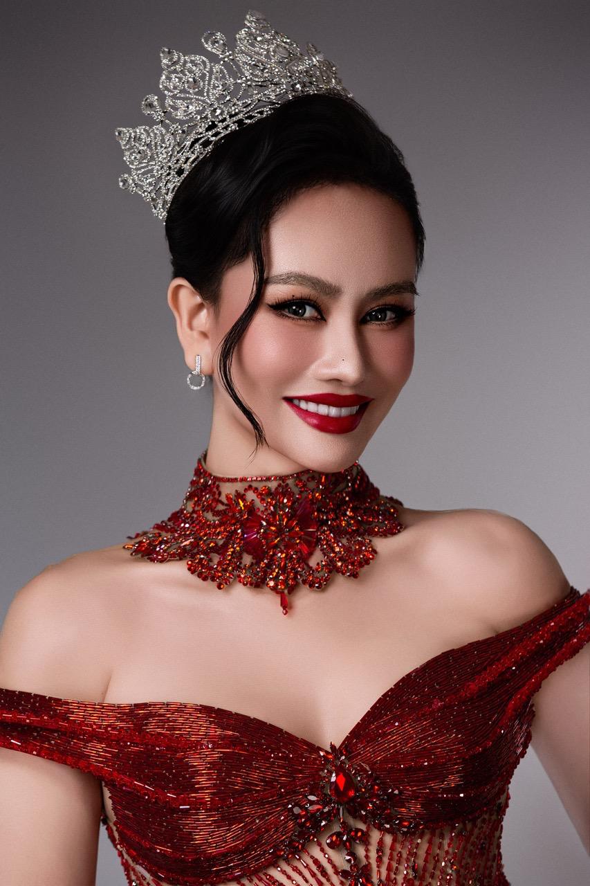 Cô thường gọt thơm, đặt nến bên trong để tạo hương thơm tự nhiên cho ngôi nhà, tượng trưng cho sự ấm áp và thuận lợi. Ngoài ra, mẹ cô vẫn giữ thói quen nấu lá bưởi với muối để cô tắm đêm giao thừa, với mong muốn xua đi những điều không may và đón năm mới suôn sẻ.  