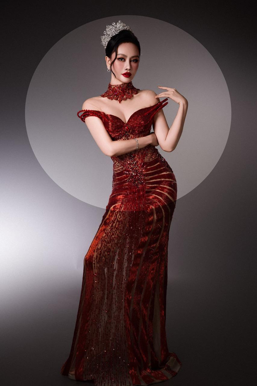 Nói về những điều kiêng kị trong dịp Tết, Phạm Kim Duyên cho rằng quan trọng nhất là giữ suy nghĩ tích cực, tránh nói những điều không hay. Bên cạnh đó, cô cũng nhắc vui rằng nên hạn chế ăn quá nhiều đồ nóng ngày Tết để tránh tăng cân và nổi mụn, giữ gìn sức khỏe lẫn ngoại hình.  