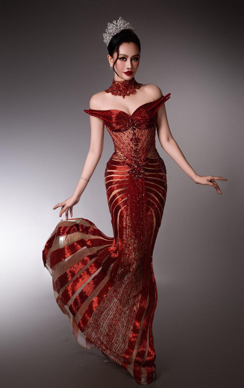 Bước sang năm Bính Ngọ, người đẹp sinh năm 1993 cho biết sẽ tập trung phát triển các dự án kinh doanh mới, đồng thời vẫn sẵn sàng tham gia phim ảnh và sự kiện khi có vai diễn phù hợp. Nhân dịp đầu xuân, Phạm Kim Duyên gửi lời chúc khán giả một năm mới hạnh phúc, bình an và nhiều may mắn trong công việc lẫn cuộc sống.