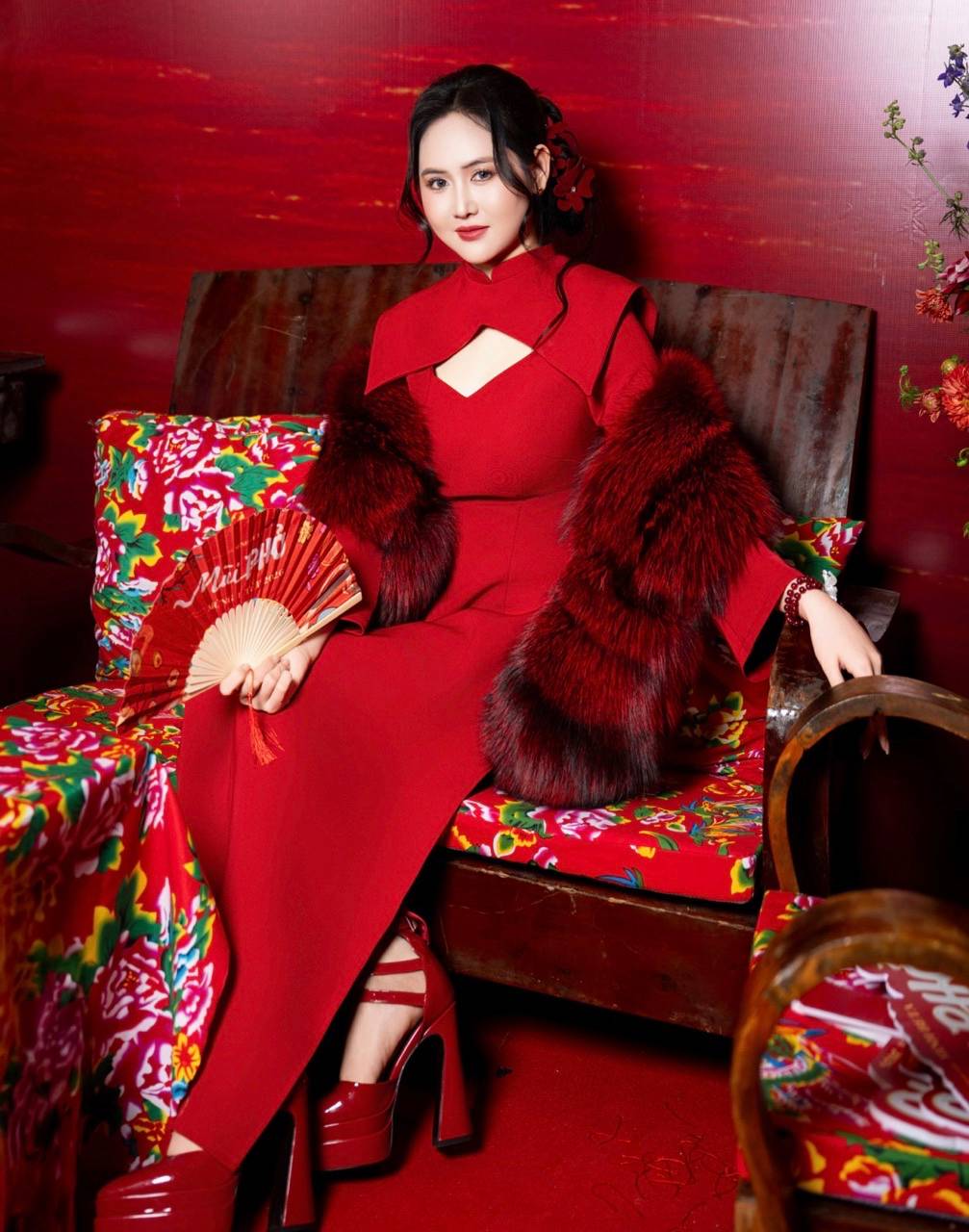 Á hậu Trúc Ny trong bộ ảnh mừng năm mới. 