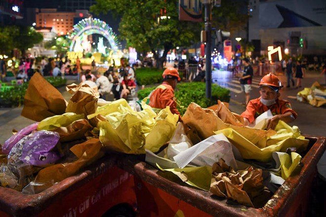 Cleaning workers are busier with work after New Year's Eve. Photo: Thai Bao