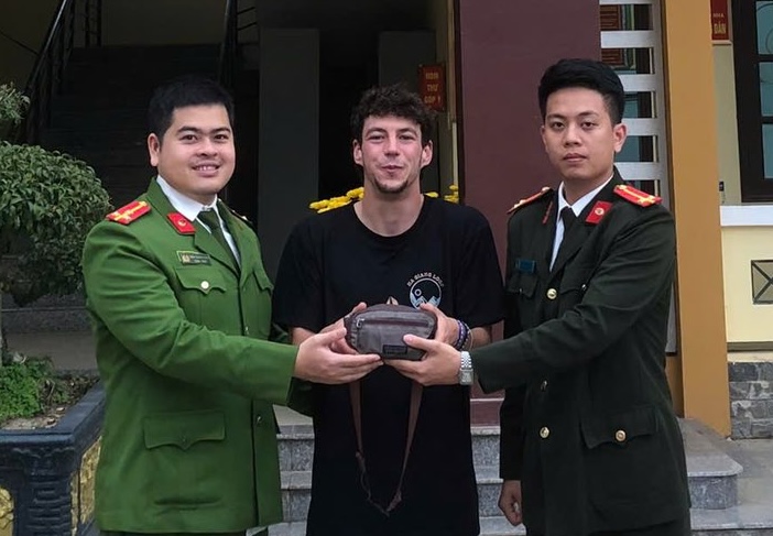 Police return passengers' handbags left on the train. Photo: Phong Nha Commune Police