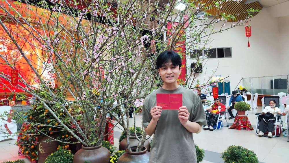 Nguyễn Đức Đạt, 28 tuổi đã hiến máu lần thứ 25. Đây cũng là năm thứ 2 liên tiếp Đạt xông đất Viện Huyết học - Truyền máu Trung ương. Ảnh: Quang Hưng