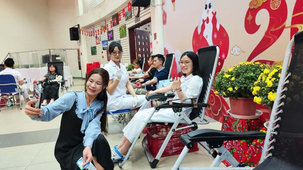 2 chị em ruột là BS Nguyễn Thị Thảo, khoa Bệnh máu tổng hợp và điều dưỡng Nguyễn Thị Tư, Trung tâm Thalassemia hiến máu sau ca trực. Ảnh: Quang Hưng