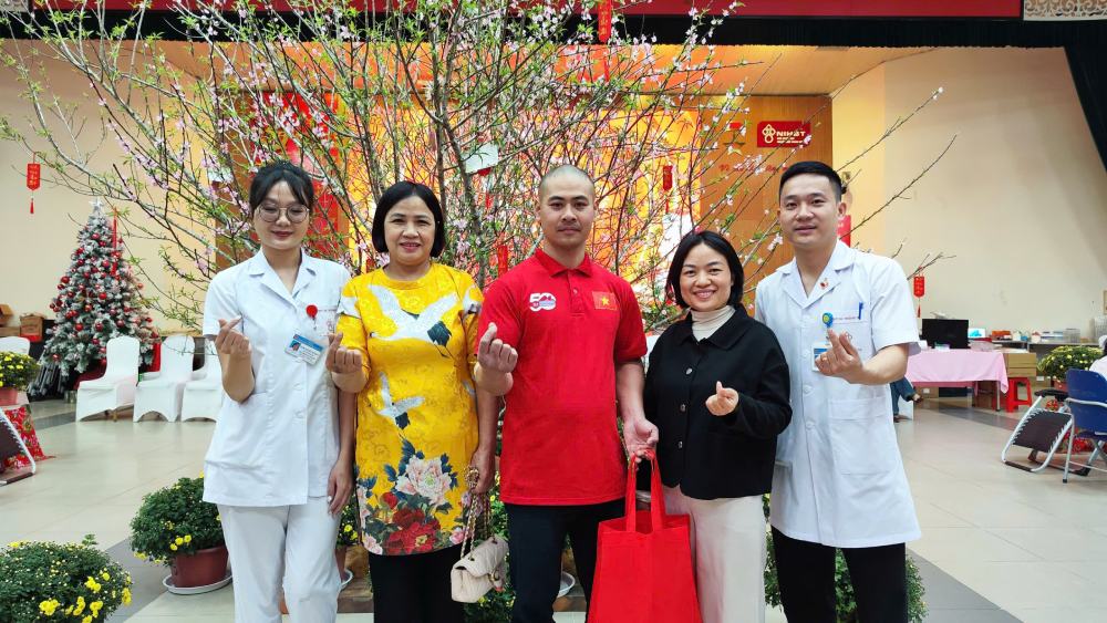 Nhóm bạn từ Thường Tín (Hà Nội) đã có mặt từ sớm mùng 1 Tết tại Viện huyết học - Truyền máu  Trung ương để hiến máu, tiểu cầu. Phạm Văn Hiếu (áo đỏ) đã hiến máu và tiểu cầu lần thứ 102. Ảnh: Quang Hưng