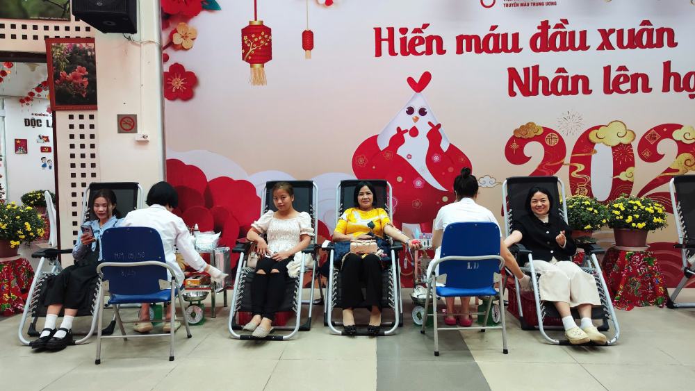 Not only spring travel, many people choose to donate blood to open the new year. Photo: Quang Hung