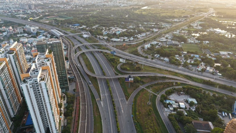 Đại lộ Võ Nguyên Giáp và khu vực nút giao rạch chiếc sáng mùng 1 Tết vắng vẻ, các phương tiện di chuyển thuận lợi hướng vào trung tâm thành phố. Ảnh: Anh Tú