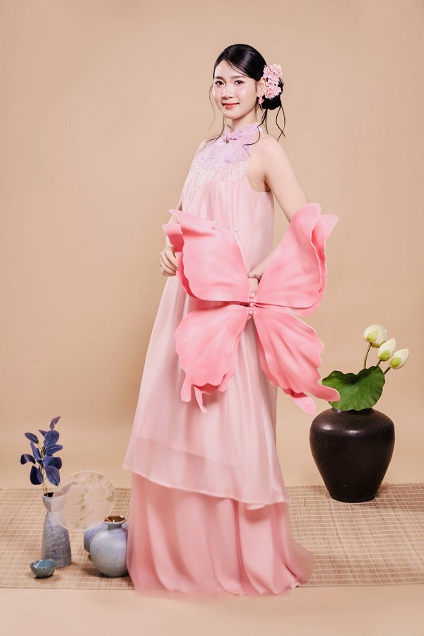 Lại Khánh Huyền đã có bộ ảnh chào năm mới 2026 nhiều duyên dáng. Ảnh: FBNV