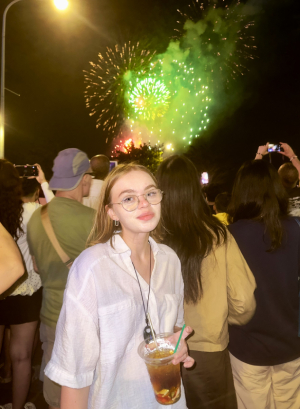 Dưới pháo hoa rực rỡ, Olga mong muốn được đón thêm nhiều cái Tết Việt hơn trong tương lai.