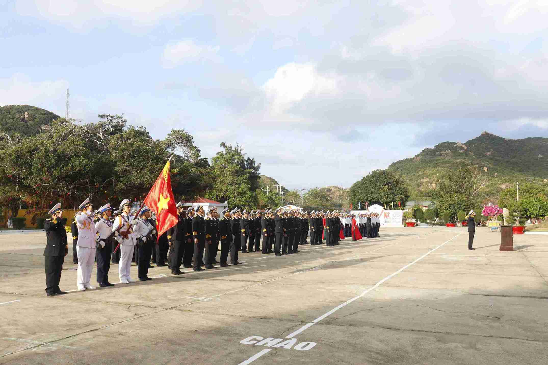 Solemn flag salute ceremony on the morning of the 1st at Naval Regiment 196 stationed in Khanh Hoa. Photo: Cam Ranh