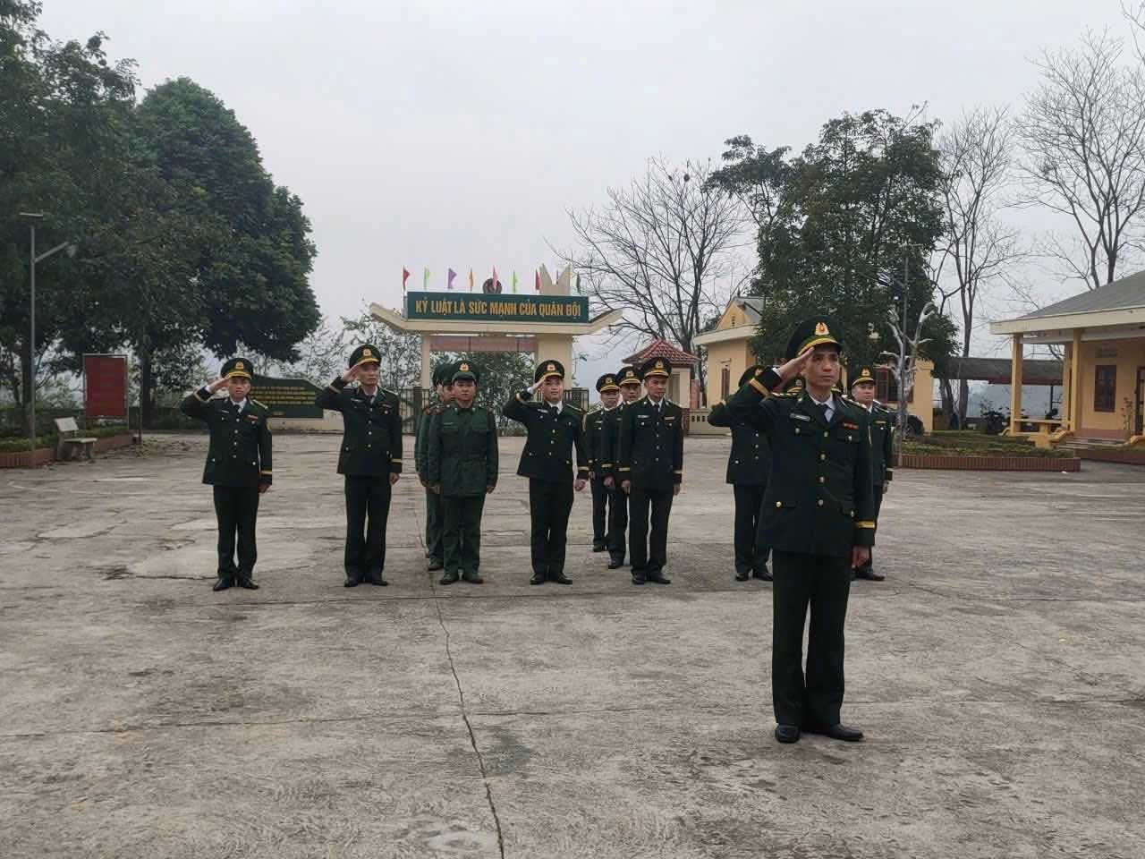 Hoạt động chào cờ đầu năm mới nhằm giáo dục cán bộ, chiến sĩ lòng yêu nước, tinh thần tự hào độc lập dân tộc, ý chí tự lực, tự cường; tạo sự đoàn kết, phấn khởi để cùng nhau thực hiện tốt nhiệm vụ bảo vệ vững chắc chủ quyền toàn vẹn lãnh thổ, an ninh biên giới quốc gia trong tình hình mới. Ảnh: Vũ Lê