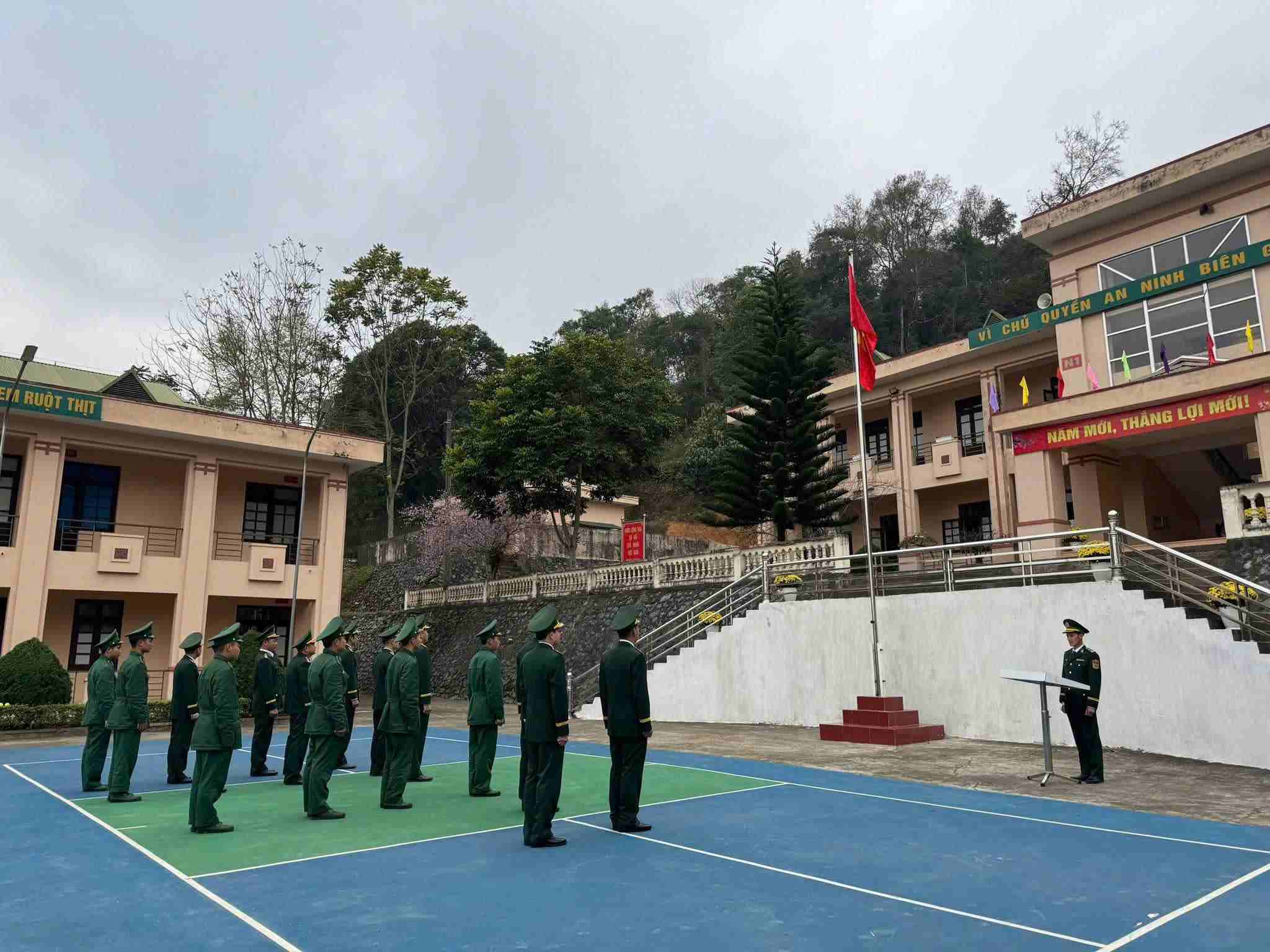 Cán bộ, chiến sĩ đồng loạt thực hiện lễ chào cờ trong ngày đầu năm mới. Ảnh: Vũ Lê